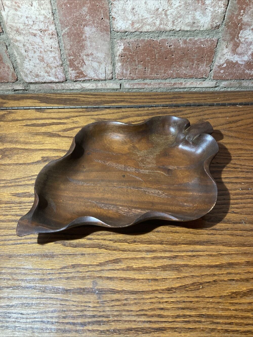 Leaf shape Bowl Woods of Hawaii Monkey Pod Honolulu's Finest at Waikiki 10"